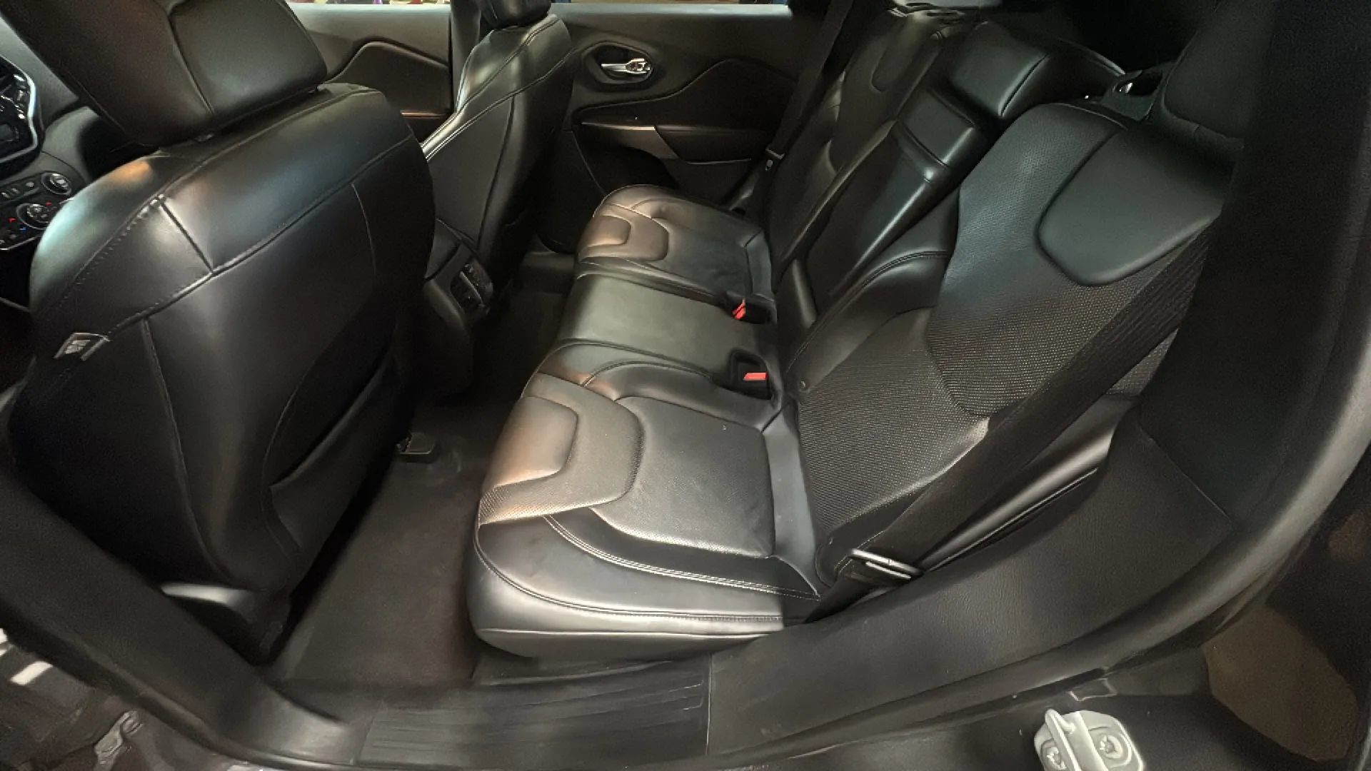 Used 2019 Jeep Cherokee Limited AWD/4WD image 30