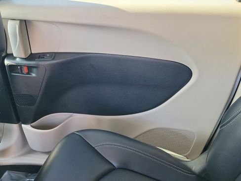 Used 2024 Chrysler Pacifica Select image 8