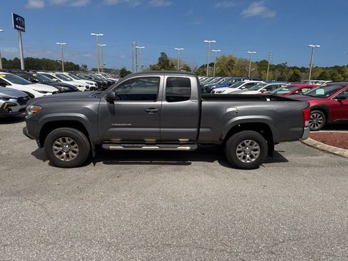 Used 2016 Toyota Tacoma SR5 w/ SR5 Appearance Package (SN) image 11
