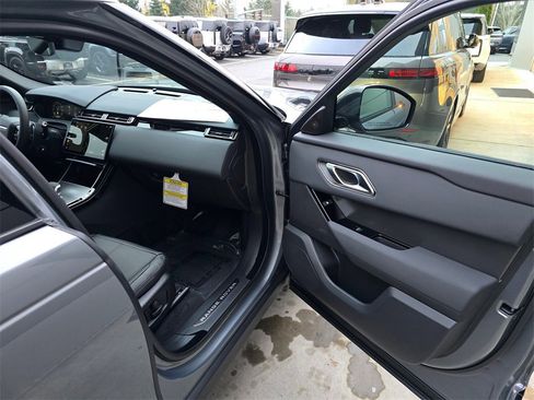 New 2025 Land Rover Range Rover Velar Dynamic SE image 32