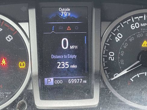 Used 2020 Toyota Tacoma SR5 AWD/4WD image 14