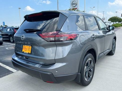 Used 2025 Nissan Rogue SV image 3
