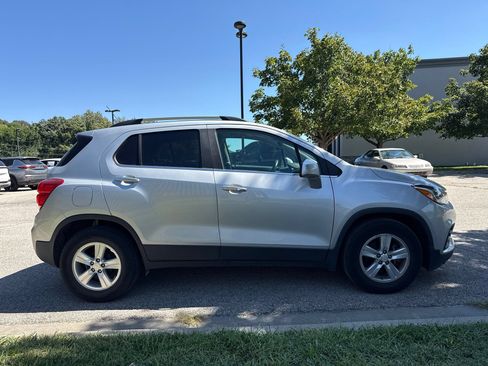 Used 2017 Chevrolet Trax LT w/ LT Convenience Package FWD image 4