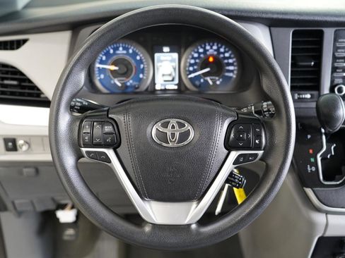 Used 2020 Toyota Sienna L image 12