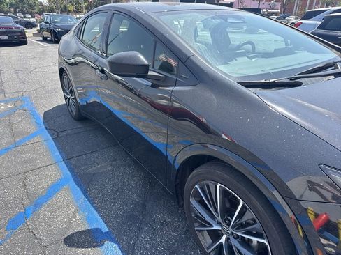 Used 2023 Toyota Prius XLE FWD image 4