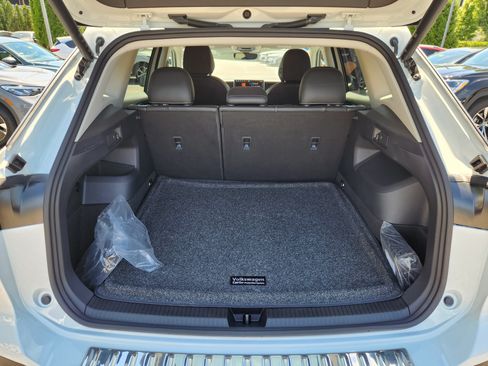Used 2025 Volkswagen Tiguan SE AWD/4WD image 18