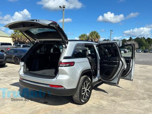 Used 2025 Jeep Grand Cherokee Limited AWD/4WD image 17