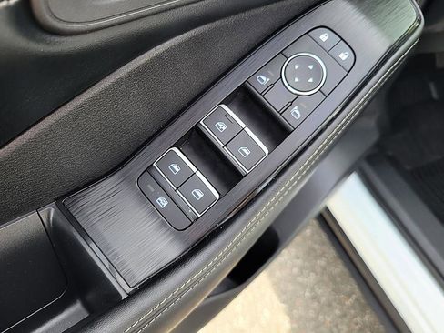 Certified 2025 Nissan Rogue SL FWD image 10