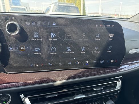 Used 2024 Chevrolet Traverse Z71 w/ Enhanced Driving Package image 9