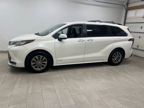 Used 2021 Toyota Sienna XLE w/ XLE Plus Package image 7