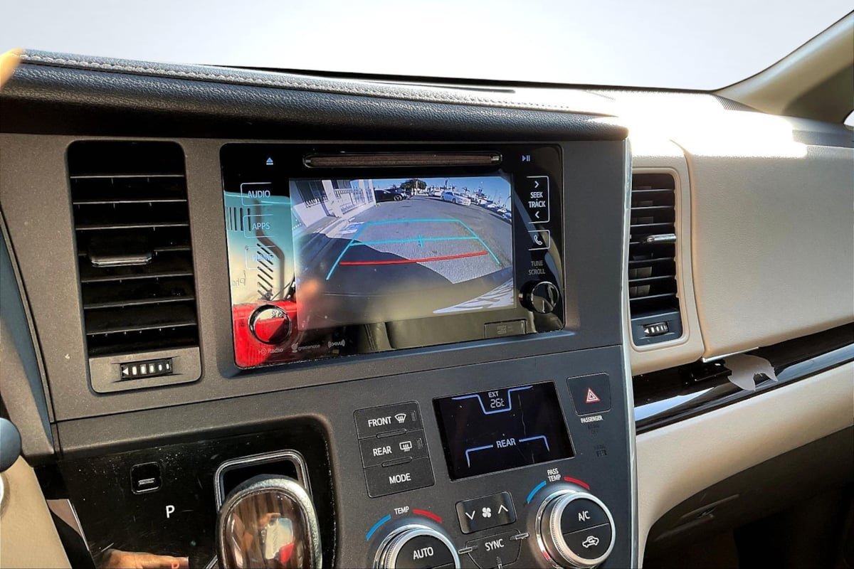 Used 2017 Toyota Sienna XLE w/ XLE Navigation Package FWD image 21
