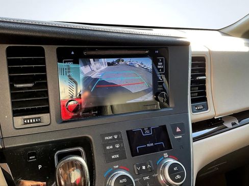 Used 2017 Toyota Sienna XLE image 21