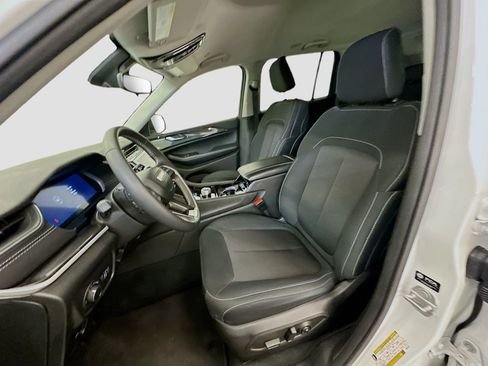 Used 2023 Jeep Grand Cherokee Laredo AWD/4WD image 13