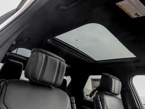 Used 2025 Land Rover Discovery Dynamic SE image 23