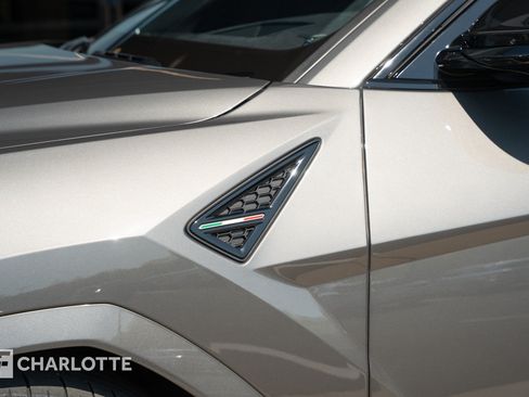 Used 2021 Lamborghini Urus AWD/4WD image 9
