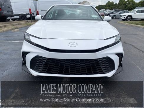 Used 2025 Toyota Camry SE image 2