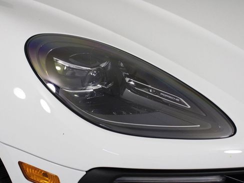 Certified 2025 Porsche Macan image 28
