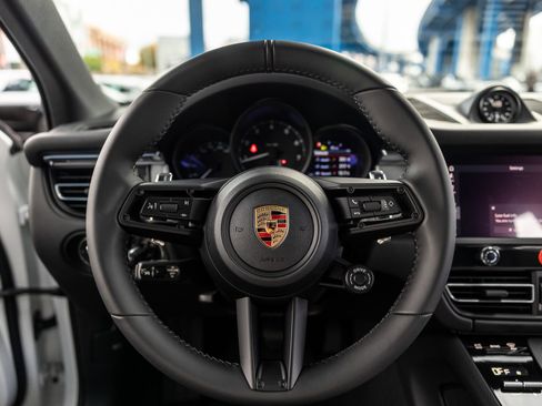 Certified 2026 Porsche Macan AWD/4WD image 6