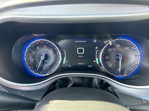 Used 2022 Chrysler Pacifica Touring image 15