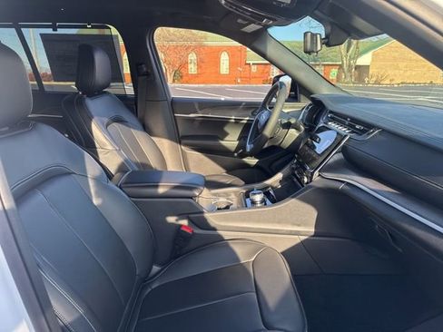 New 2025 Jeep Grand Cherokee Limited w/ Luxury Tech Group II AWD/4WD image 10