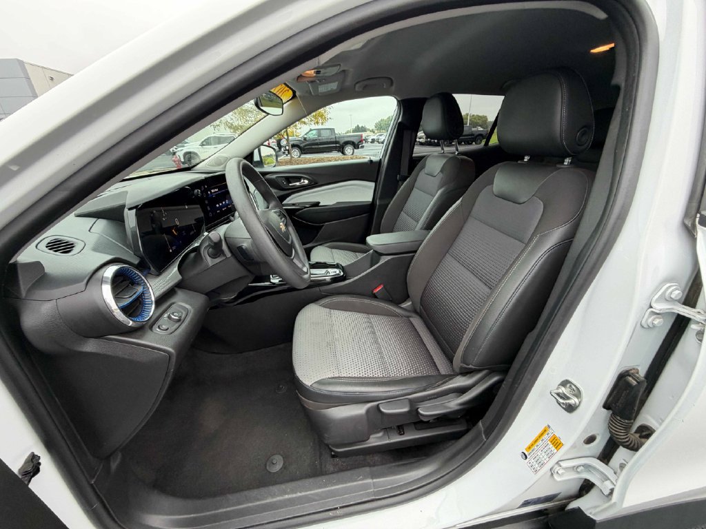 Used 2025 Chevrolet Trax LT FWD image 18