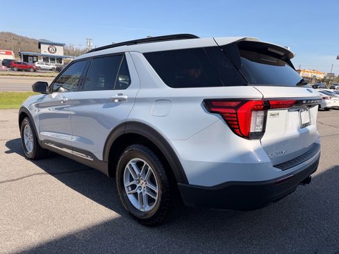 Used 2025 Ford Explorer Active AWD/4WD image 4