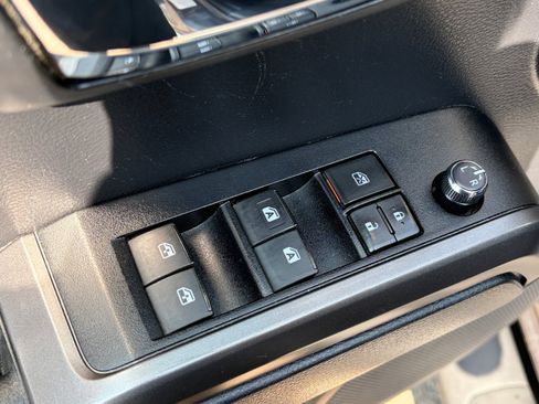 Used 2018 Toyota Tacoma TRD Sport AWD/4WD image 16