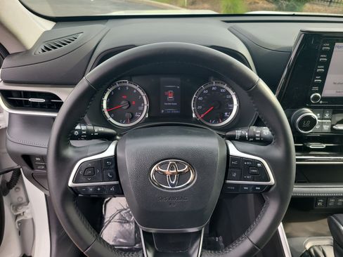 Used 2022 Toyota Highlander LE FWD image 27
