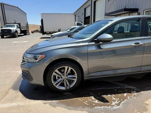Used 2024 Volkswagen Jetta SE FWD image 3