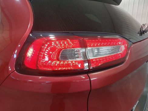 Used 2016 Jeep Cherokee Limited FWD image 34