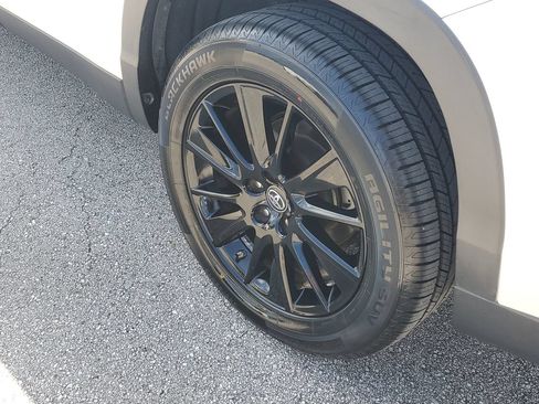 Used 2019 Toyota Highlander SE FWD image 5