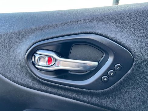 Used 2019 Jeep Cherokee Limited image 39