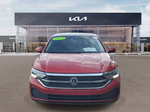 Used 2024 Volkswagen Jetta SE w/ Panoramic Sunroof Package FWD image 2