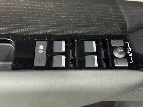 Used 2026 Land Rover Range Rover Velar Dynamic SE image 16