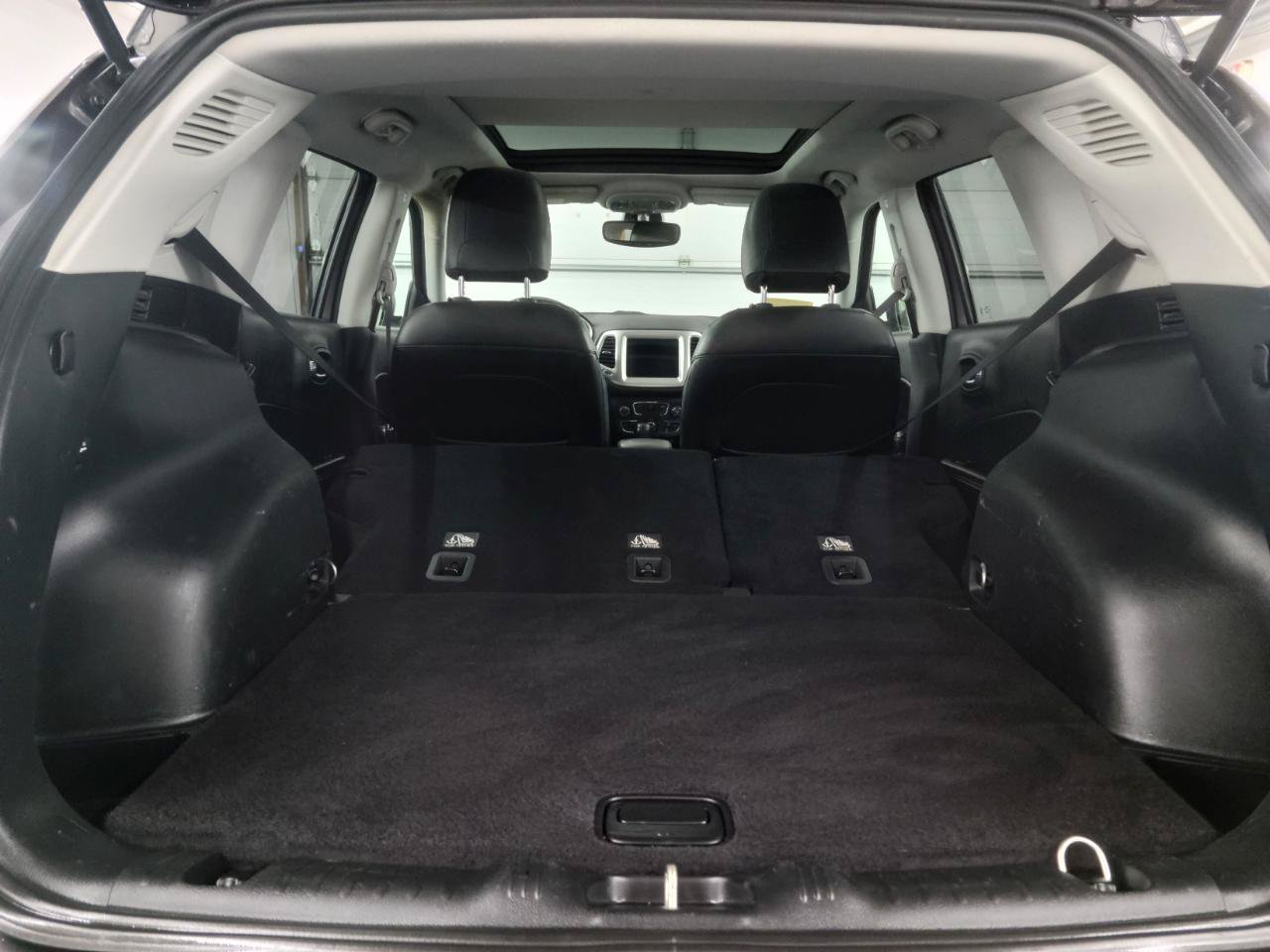 Used 2018 Jeep Compass Latitude w/ Popular Equipment Group AWD/4WD image 21