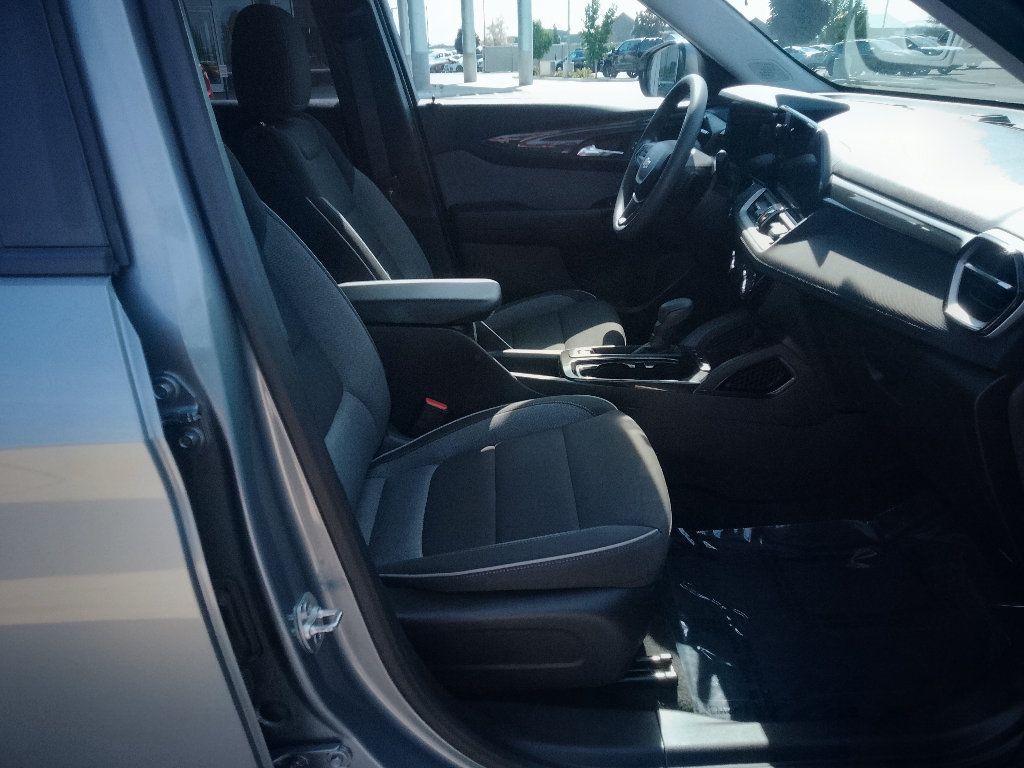 Used 2025 Chevrolet TrailBlazer LT AWD/4WD image 13
