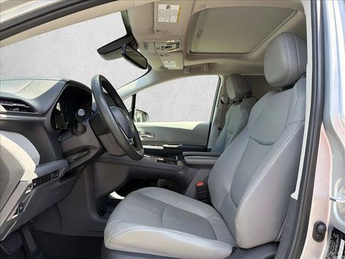 Used 2024 Toyota Sienna XLE FWD image 11