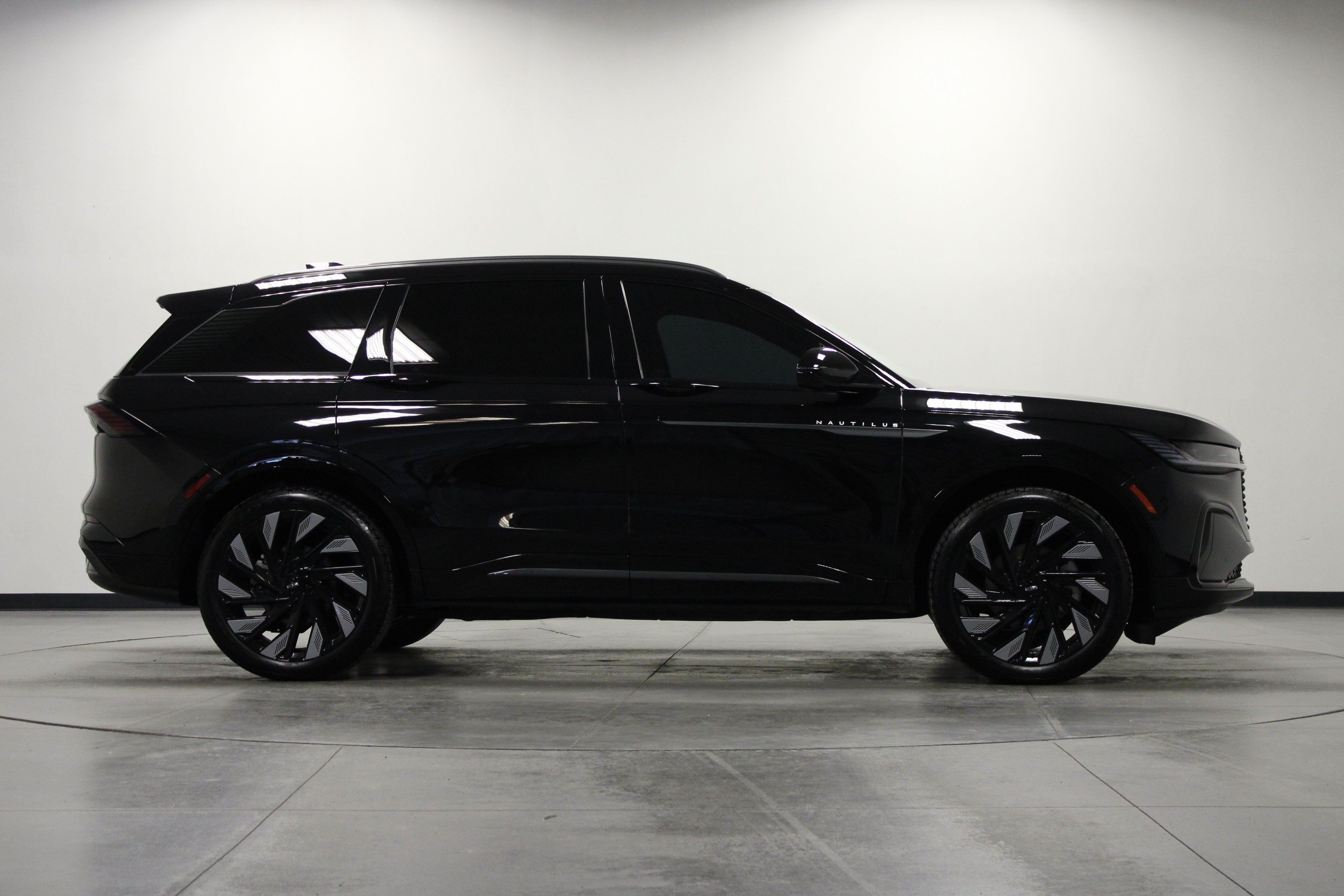 Used 2025 Lincoln Nautilus Reserve w/ Jet Appearance Package AWD/4WD image 3