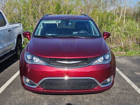 Used 2020 Chrysler Pacifica Touring-L FWD image 2