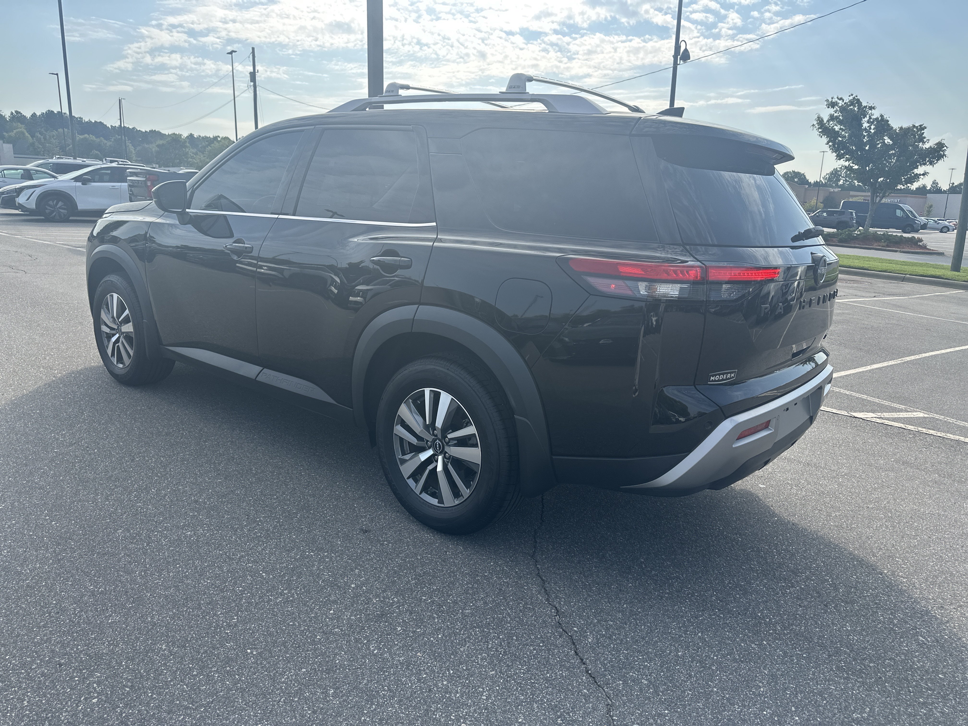 Certified 2024 Nissan Pathfinder SL w/ Black Appearance Package FWD image 7