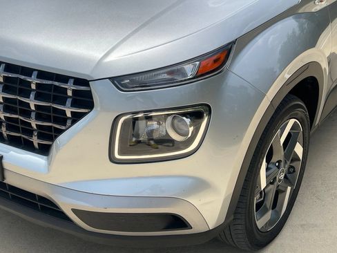 Used 2025 Hyundai Venue SEL FWD image 4
