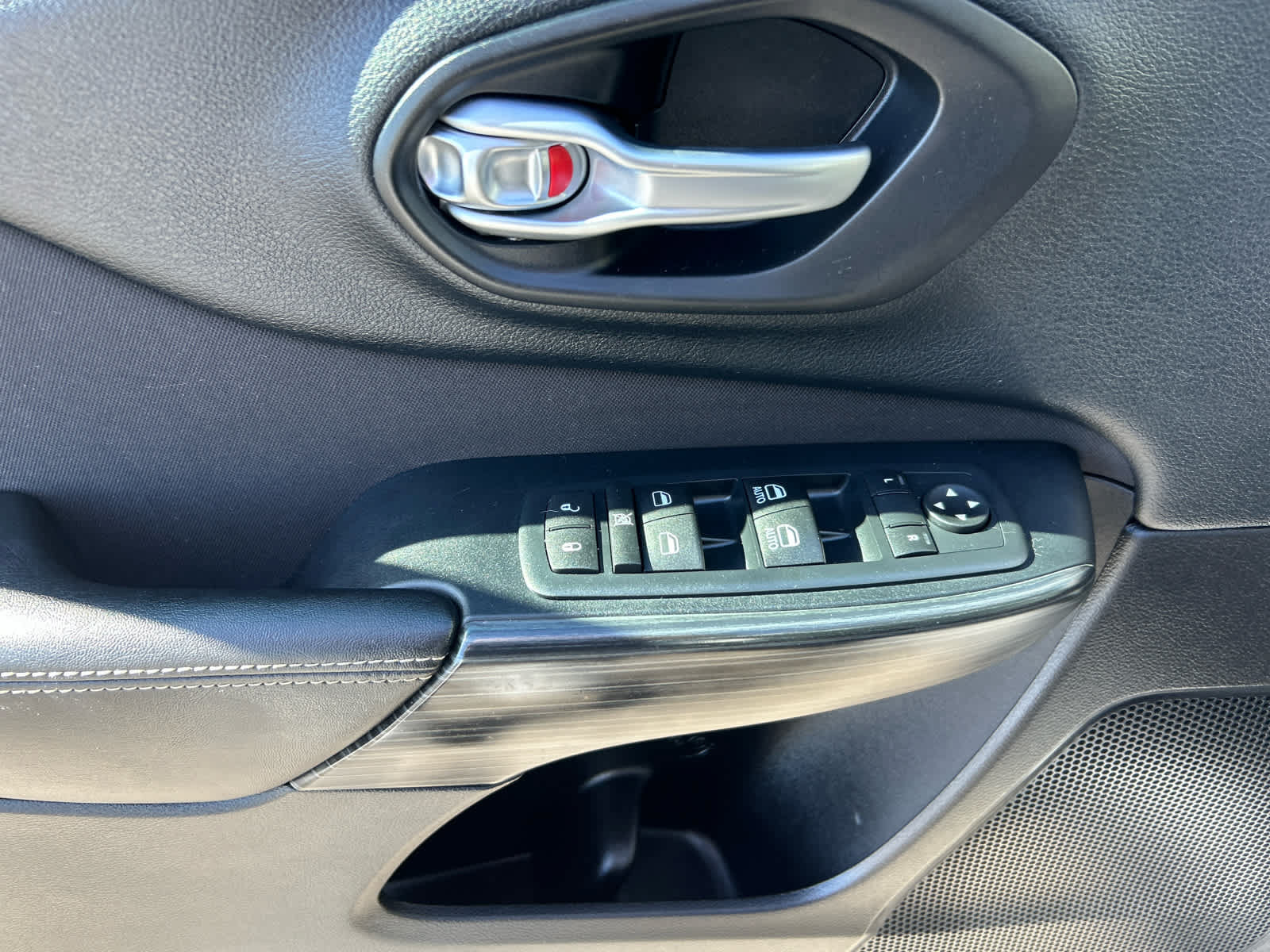 Used 2015 Jeep Cherokee Latitude w/ Cold Weather Group FWD image 10