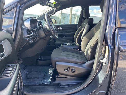 Used 2021 Chrysler Pacifica Touring w/ S Appearance Package image 15