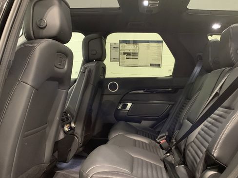 New 2025 Land Rover Discovery S image 6