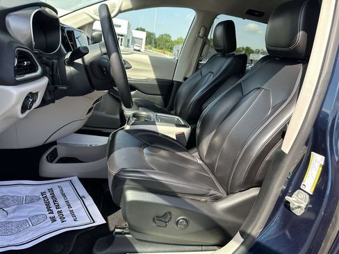 Used 2023 Chrysler Pacifica Touring-L FWD image 17