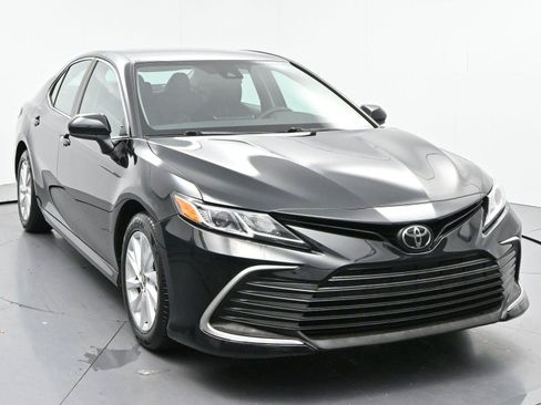 Used 2022 Toyota Camry LE FWD image 2