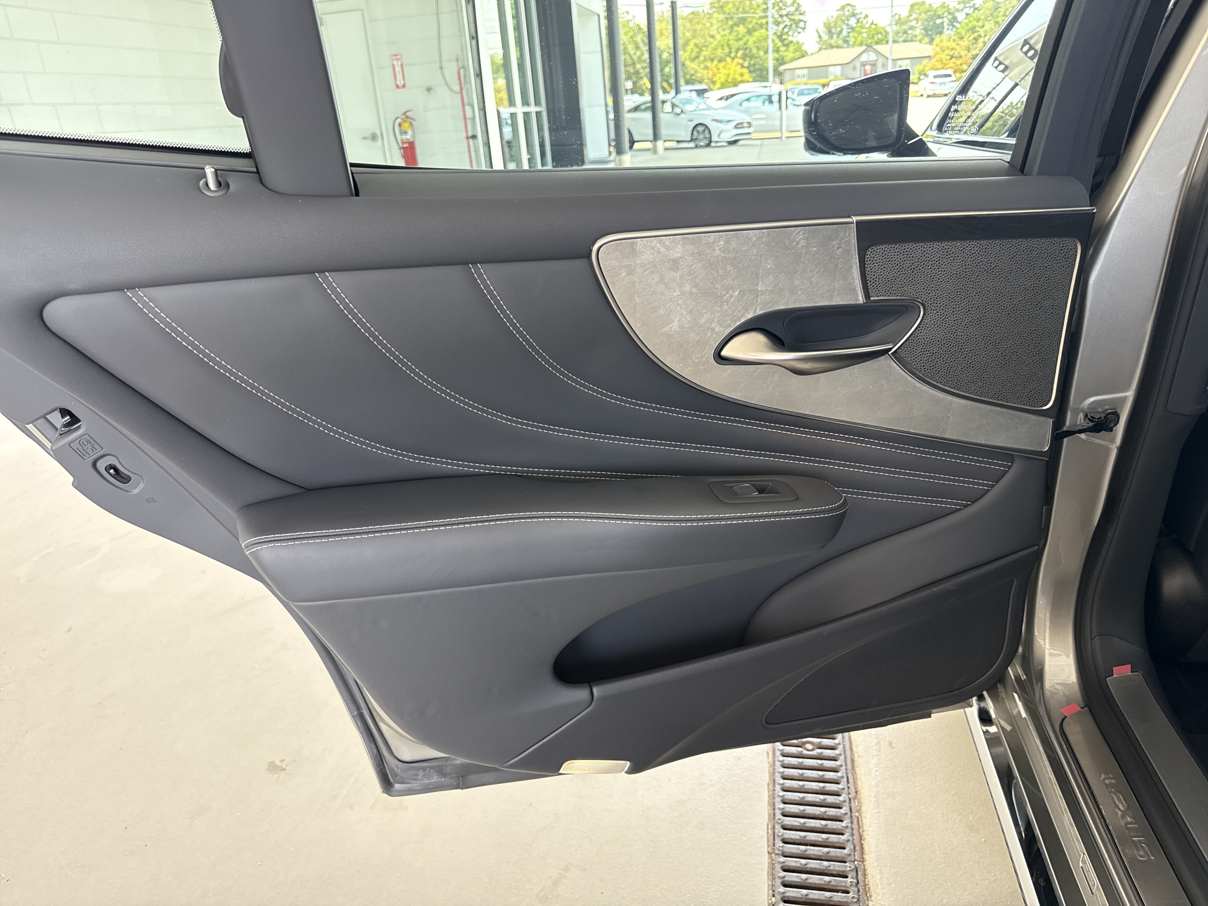 Used 2023 Lexus LS 500h AWD w/ Luxury Package image 28