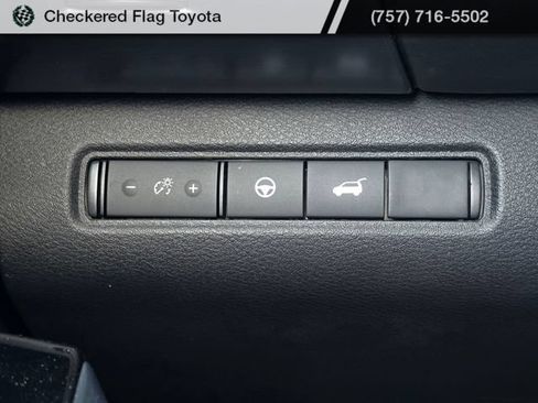 Used 2024 Nissan Pathfinder SL FWD image 11