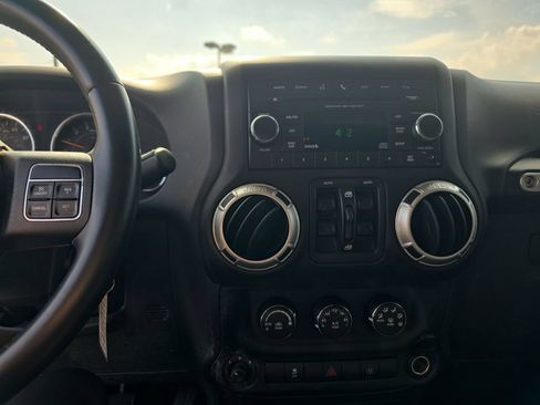 Used 2015 Jeep Wrangler Unlimited Rubicon w/ Dual Top Group AWD/4WD image 31