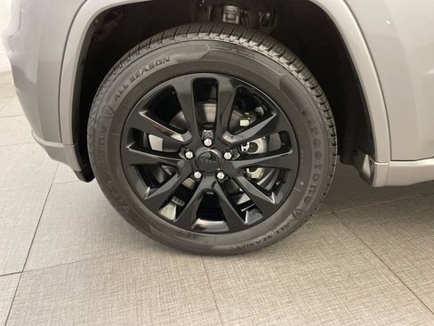 Used 2018 Jeep Grand Cherokee Altitude RWD image 8